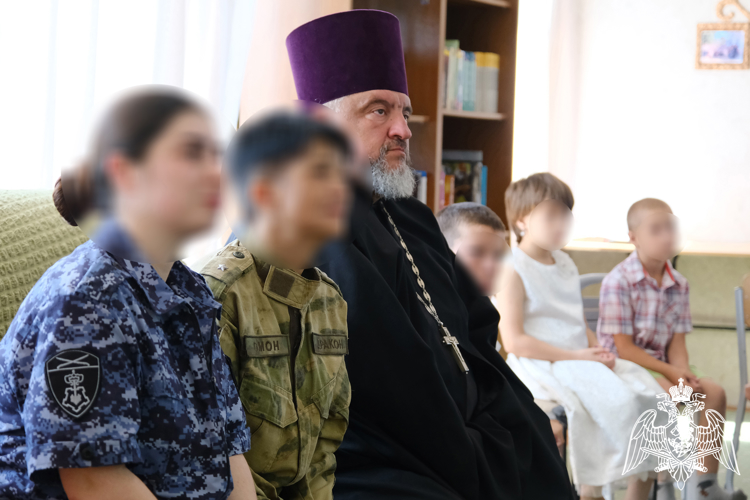 В ЛНР росгвардейцы поздравили с Днем семьи, любви и верности воспитанников детского социального центра