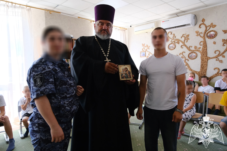 В ЛНР росгвардейцы поздравили с Днем семьи, любви и верности воспитанников детского социального центра