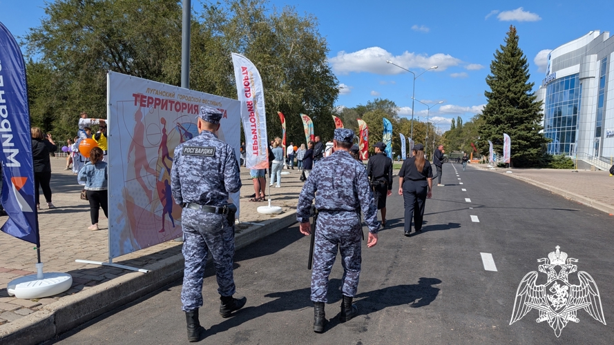 Росгвардейцы приняли участие в обеспечении безопасности граждан в День города Луганска 