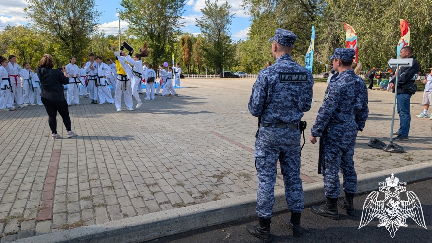 Росгвардейцы приняли участие в обеспечении безопасности граждан в День города Луганска 