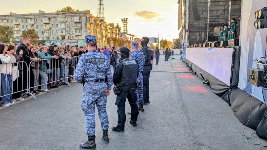 Росгвардейцы приняли участие в обеспечении безопасности граждан в День города Луганска 