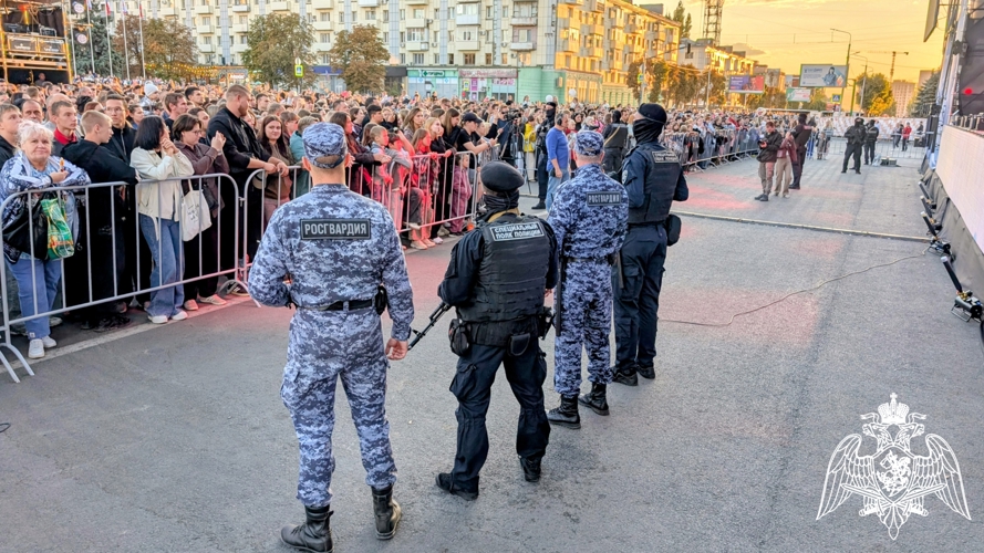 Росгвардейцы приняли участие в обеспечении безопасности граждан в День города Луганска 