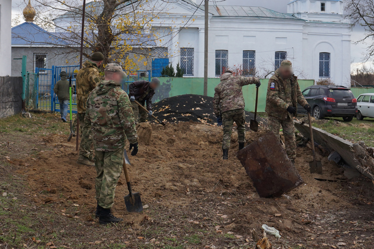 В ЛНР сотрудники СОБР «Сплав» оказали помощь приходской общине в обустройстве монастыря