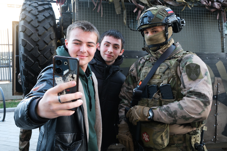 В Луганске росгвардейцы провели мероприятие с молодежью в рамках Всероссийского дня призывника (видео)