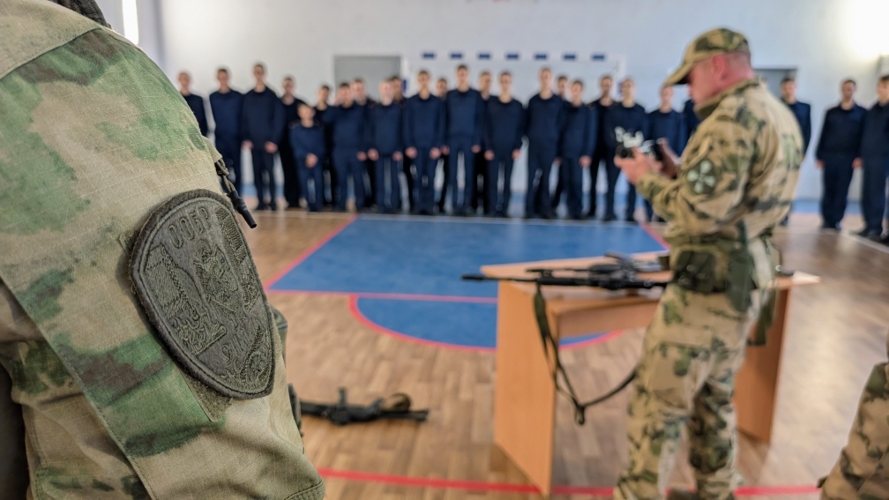 В Луганске росгвардейцы провели занятия с кадетами следственного комитета 