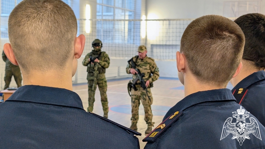 В Луганске росгвардейцы провели занятия с кадетами следственного комитета 