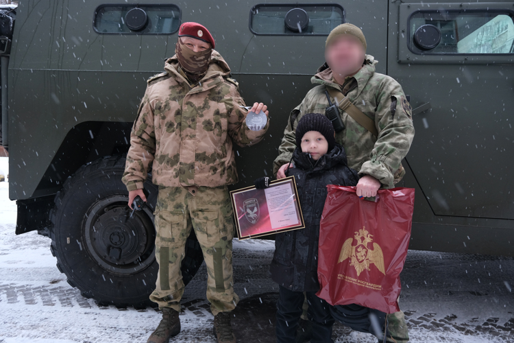 В ЛНР росгвардейцы исполнили мечту юного жителя республиканской столицы (видео)