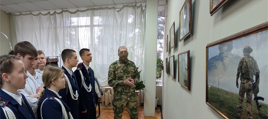 В Луганске открыта авторская фотовыставка военнослужащего Росгвардии посвященная Дню Героев Отечества