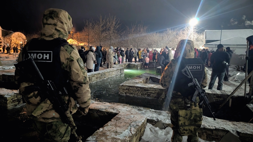 В ЛНР росгвардейцы приняли участие в обеспечении правопорядка во время празднования Крещения Господня