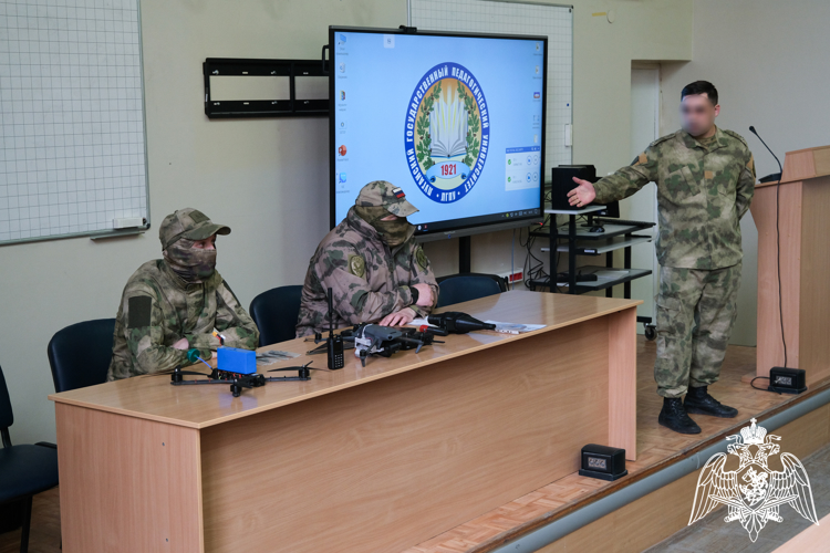 В Луганске росгвардейцы провели урок безопасности для студентов педагогического университета