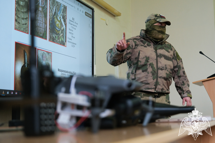 В Луганске росгвардейцы провели урок безопасности для студентов педагогического университета