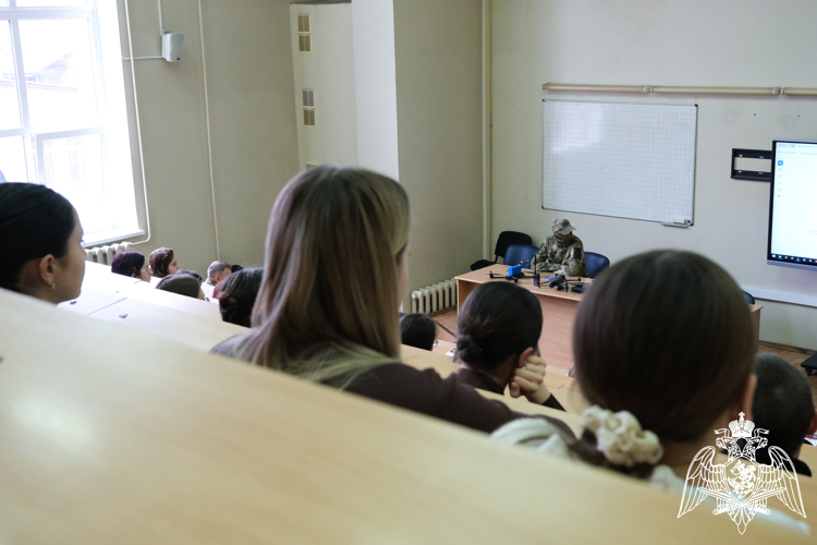 В Луганске росгвардейцы провели урок безопасности для студентов педагогического университета