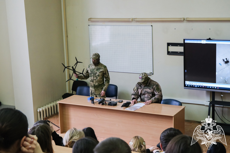 В Луганске росгвардейцы провели урок безопасности для студентов педагогического университета