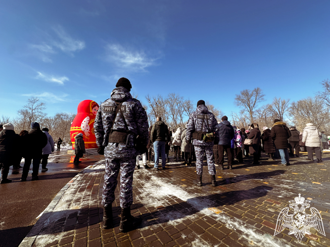 В ЛНР росгвардейцы приняли участие в обеспечении безопасности на масленичных гуляньях