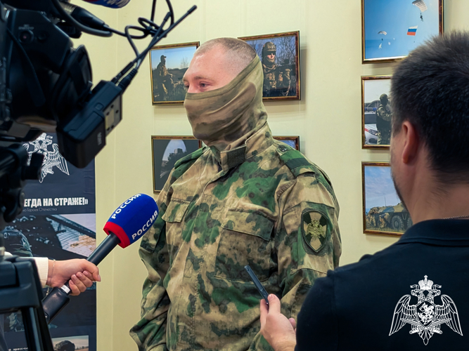 Военнослужащий Росгвардии представил свои фотоработы на открывшейся выставке в Луганске
