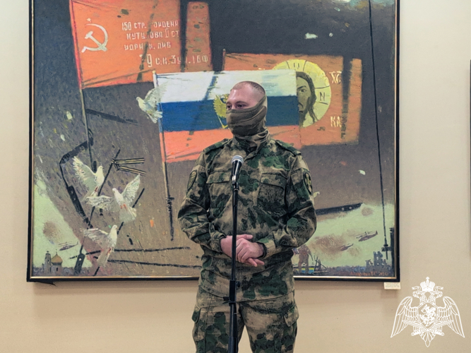 Военнослужащий Росгвардии представил свои фотоработы на открывшейся выставке в Луганске