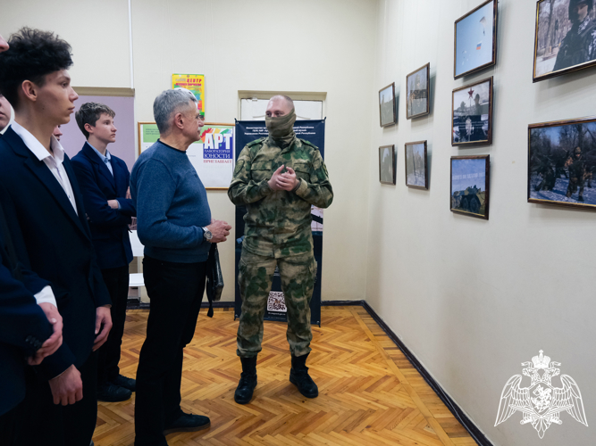 Военнослужащий Росгвардии представил свои фотоработы на открывшейся выставке в Луганске