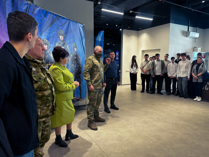 В Луганске росгвардейцы стали почетными гостями церемонии открытия выставки «Знание. Герои» (Видео)