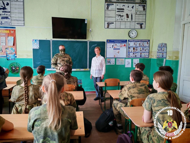 В Луганске сотрудники спецподразделения Росгвардии провели мероприятия с воспитанниками профильного класса ведомства