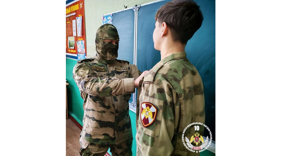 В Луганске сотрудники спецподразделения Росгвардии провели мероприятия с воспитанниками профильного класса ведомства