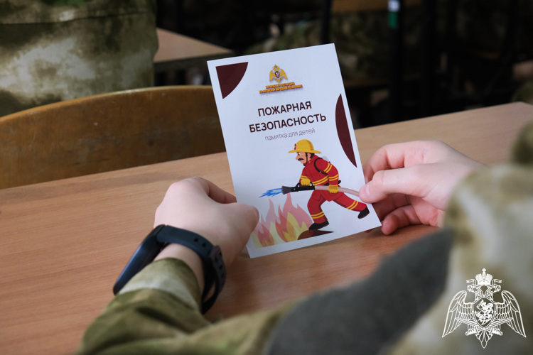 В Луганске инспектор пожарной безопасности провел занятие с воспитанниками профильного класса Росгвардии (Видео)