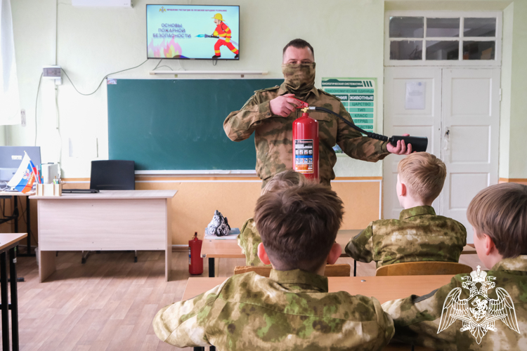 В Луганске инспектор пожарной безопасности провел занятие с воспитанниками профильного класса Росгвардии (Видео)