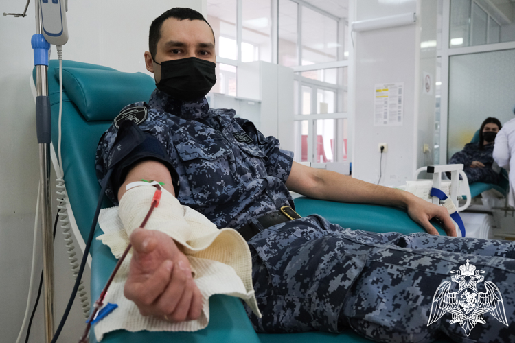 В ЛНР Росгвардейцы провели донорскую акцию посвященную 10-летию Росгвардии 
