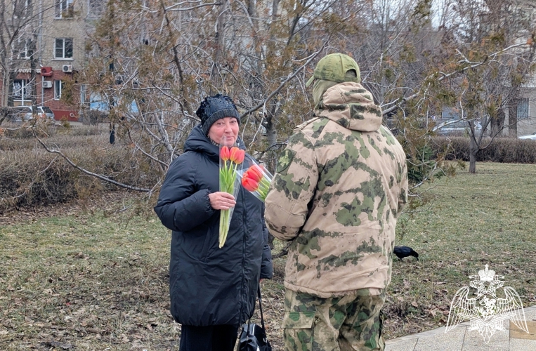 В ЛНР росгвардейцы поздравили женщин с Международным женским днём (видео)