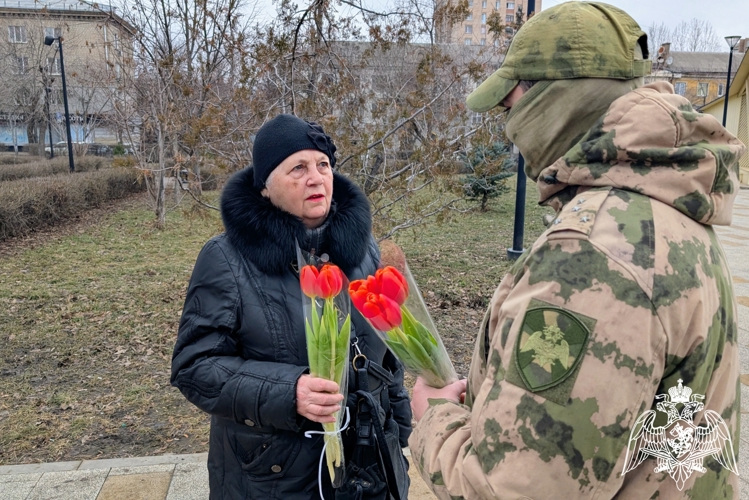 В ЛНР росгвардейцы поздравили женщин с Международным женским днём (видео)