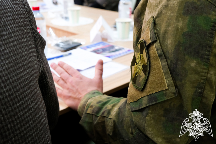 В ЛНР представитель Росгвардии стал участником круглого стола по вопросам профилактики терроризма и экстремизма (Видео)