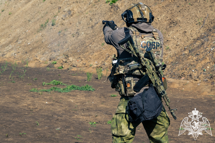 Испытания на знак отличия полицейского спецназа Росгвардии завершились в Луганске