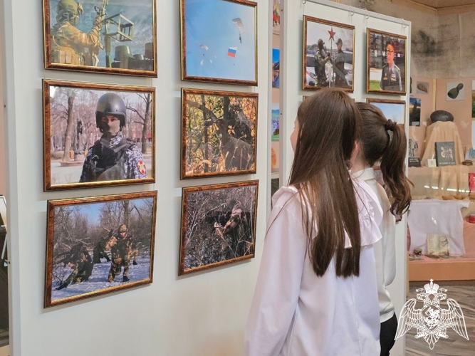В южных регионах России начала работу передвижная фотовыставка военнослужащего Росгвардии