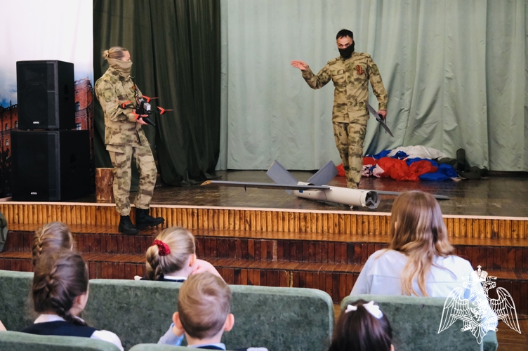 В Луганске росгвардейцы провели патриотический урок для школьников в преддверии Дня Победы (Видео)