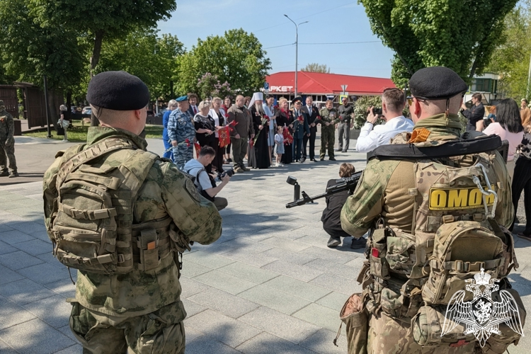 Сотрудники Росгвардии обеспечили правопорядок в ходе торжественных мероприятий в Луганске
