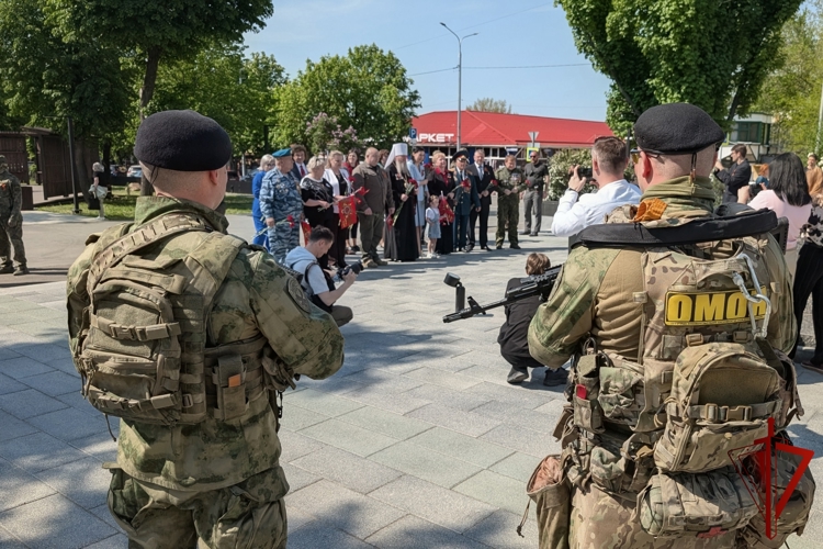 Сотрудники Росгвардии обеспечили правопорядок в ходе торжественных мероприятий в Луганске