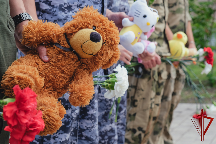 Росгвардейцы почтили память детей — жертв войны в Донбассе