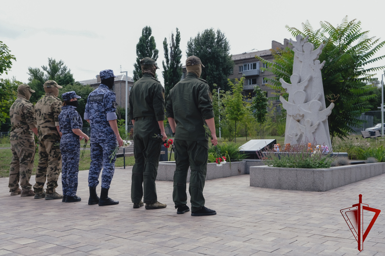 Росгвардейцы почтили память детей — жертв войны в Донбассе
