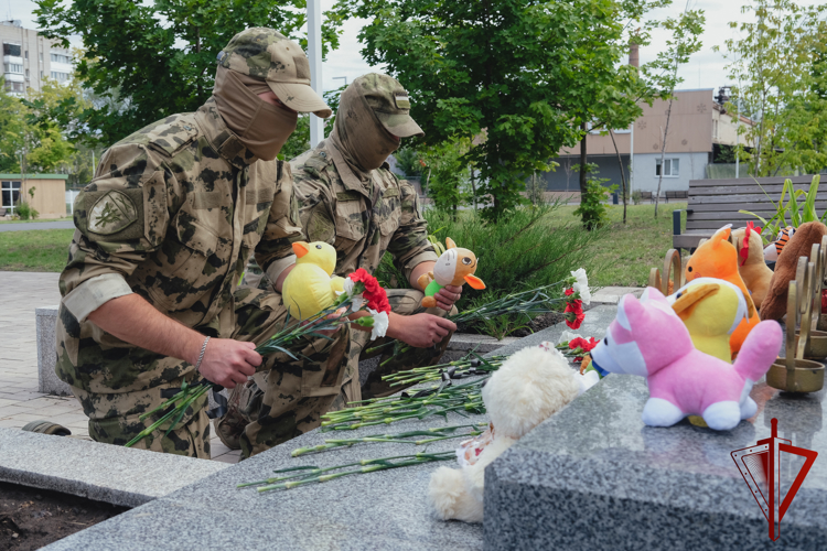 Росгвардейцы почтили память детей — жертв войны в Донбассе