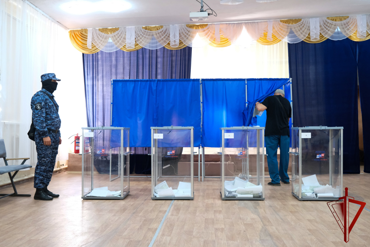 Росгвардейцы приняли участие в обеспечении безопасности при проведении выборов (видео)